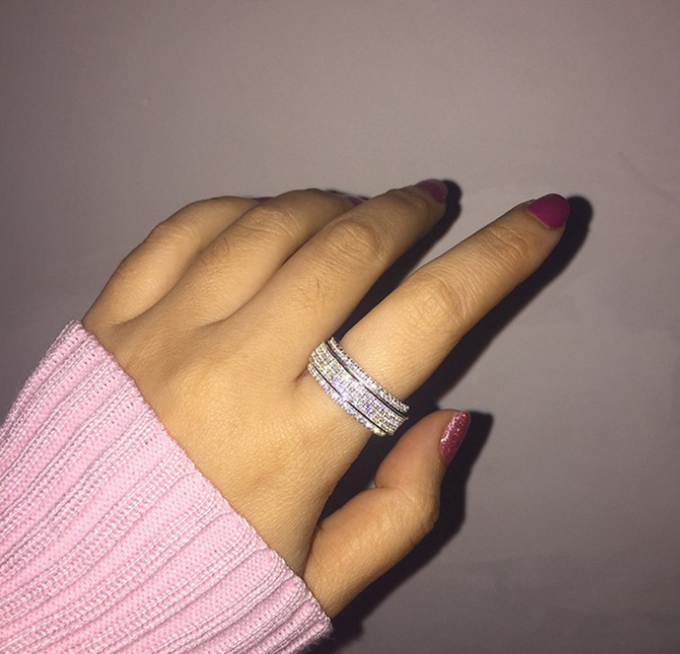 Anillo Giratorio con Brillantes · Baño de Plata S925