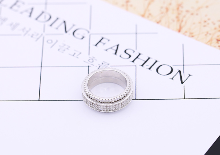 Anillo Giratorio con Brillantes · Baño de Plata S925
