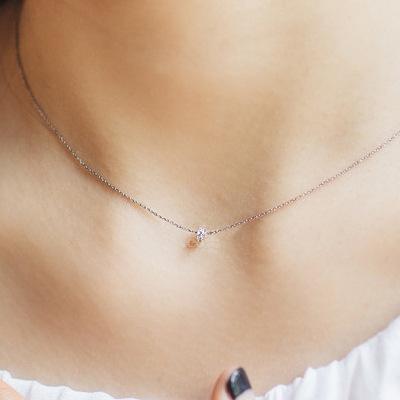 Collar Minimalista Geométrico con Circonita